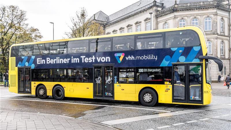 Verkehrsbetriebe Hamburg-Holstein testen Doppeldeckerbus Bis zum 12. November soll der gelbe Doppeldeckerbus zwischen dem Hamburger Hauptbahnhof und Bergedorf im Probebetrieb pendeln.