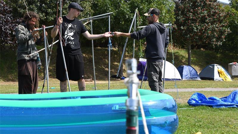 Bis zum 19. August haben die Organisatoren Zeit, die Wiese im Gewerbegebiet zu räumen, ihren Müll zu entsorgen und die mobilen Toiletten abholen zu lassen. 