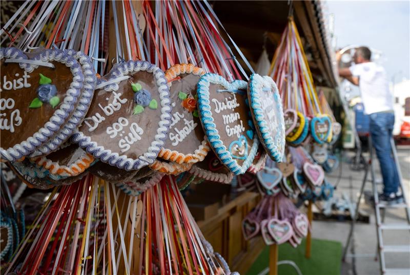 Oktoberfest-Wegweiser: Dirndl, Bio-Hendl und Bier-Preise Bis zum 3. Oktober werden an die sechs Millionen Gäste erwartet.