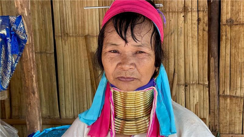 Bei den Langhalsfrauen von Chiang Rai: Kultur oder Kommerz? Bis zum 45. Lebensjahr kommen immer neue Ringe hinzu.