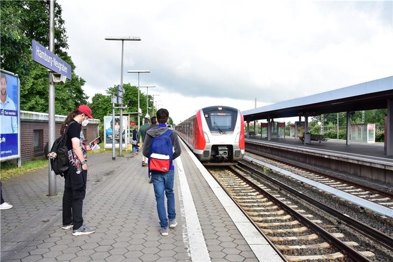 Bis zum Bahnhof in Neugraben fahren Züge der S 3 und S 31, sodass aus und nach Hamburg mehrere Bahnen im Fünf-Minuten-Takt eintreffen.