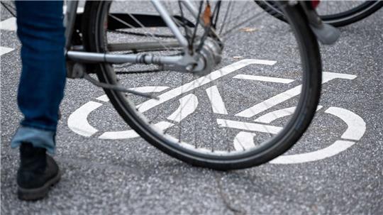 Bis zum Jahresende sollen circa 60 Kilometer Radwege grundlegend erneuert oder neu gebaut werden in Hamburg. (Archivbild)
