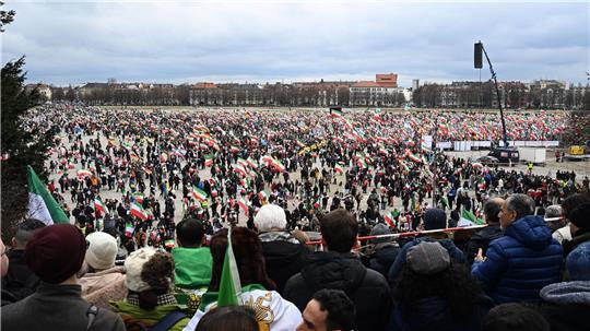 Bis zum Nachmittag zählte die Polizei bereits 200.000 Teilnehmer auf der Iran-Demo auf der Theresienwiese..