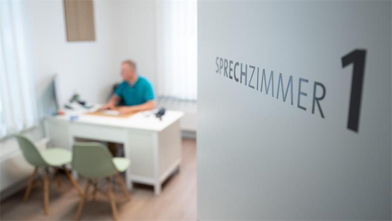 Bis zum Sprechzimmer des Facharztes kam der Rollstuhlfahrer nicht - warum eigentlich? Die Praxis bezieht Stellung.