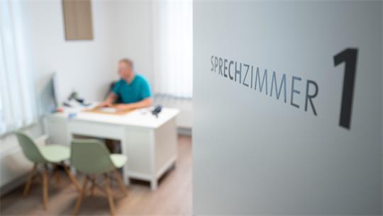 Bis zum Sprechzimmer des Facharztes kam der Rollstuhlfahrer nicht - warum eigentlich? Die Praxis bezieht Stellung.