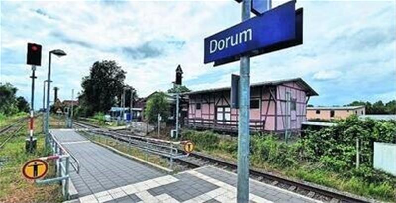 Bis zum Strand in Dorum-Neufeld sind es noch einmal sieben Kilometer. Eine Bahn oder einen Bus dorthin gibt es aber nicht.