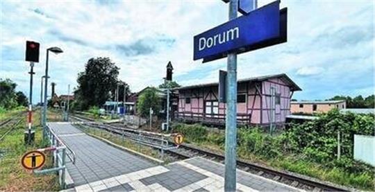 Bis zum Strand in Dorum-Neufeld sind es noch einmal sieben Kilometer. Eine Bahn oder einen Bus dorthin gibt es aber nicht.