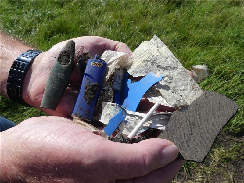 Ärger um Plastikmüll auf dem Freiburger Deich Bis zum Wochenende sollen die vielen Plastikteilchen wieder vom Deich zwischen Freiburg und Balje abgesammelt sein, hat Deichverbands-Geschäftsführer Peter Schley dem TAGEBLATT gesagt. Fotos: Knappe