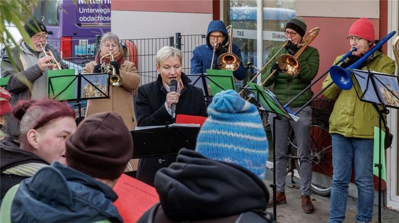 Bischöfin Kirsten Fehrs hat an Heiligabend eine Obdachlosenhilfe in Hamburg besucht.