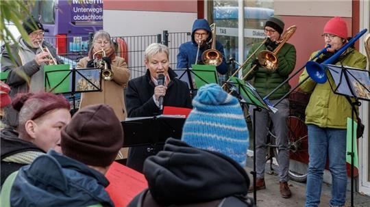 Bischöfin Kirsten Fehrs hat an Heiligabend eine Obdachlosenhilfe in Hamburg besucht.