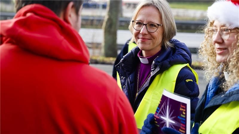 Bischöfin Nora Steen (M)und Pastorin Jessika Gude (r) sind im Gespräch mit einem LKW-Fahrer auf dem Rastplatz "Hüttener Berge Ost" an der A7 Richtung Flensburg. Gemeinsam mit Pastor Chwastek und der Pfadfindergruppe Angeln-Süd verteilten die Theologinnen 100 kleine Weihnachtsgeschenke an Fernfahrer. 