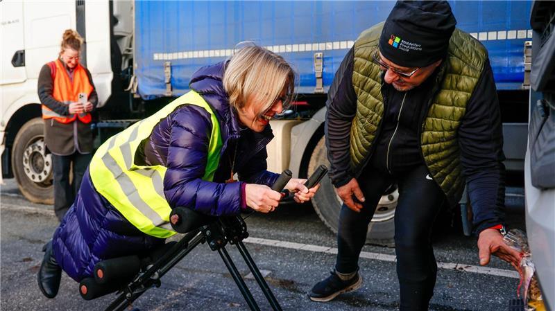 Weihnachtsaktion auf Rastplatz – Geschenke für Lkw-Fahrer Bischöfin Steen testet bei der Weihnachtskation auf dem Rastplatz „Hüttener Berge Ost“ ein Fitness-Gerät aus.