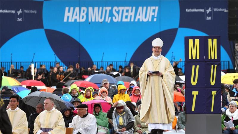 Wie politisch darf’s denn sein? Bischof Jung spricht im Gottesdienst.