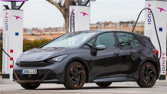 Bisher bietet die spanische VW-Tochter Elektro-Autos ausschließlich unter der 2018 aufgelegten Tochtermarke Cupra an - preislich liegt die deutlich über Seat.