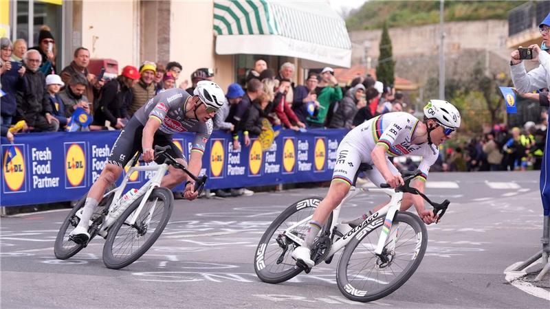 Bisher gewann van der Poel (l) zweimal in Flandern, Pogačar einmal weniger. (Archivbild)