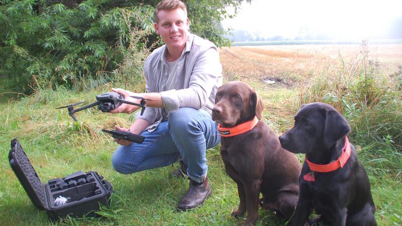 Bisher haben ihm seine beiden Hunde Pasco und Orija bei der Kitzrettung geholfen - jetzt setzt Luca Aperdannier eine moderne Flugdrohne ein.