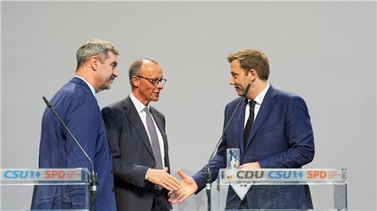 Bisher ist der Vertrag nur per Handschlag der Parteichefs besiegelt. (Archivbild vom 9. April)
