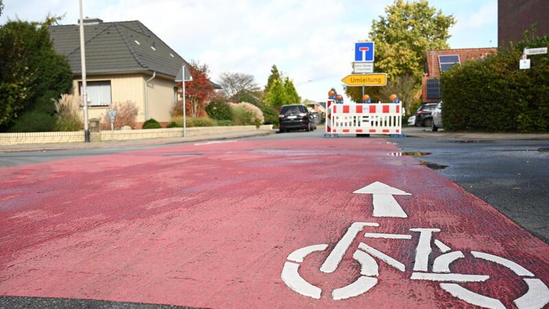Bisher kennzeichnet nur rote Farbe die Fahrradstraße an den Kreuzungen. Bald sollen auch gepflasterte Erhöhungen die Vorfahrt deutlich machen.