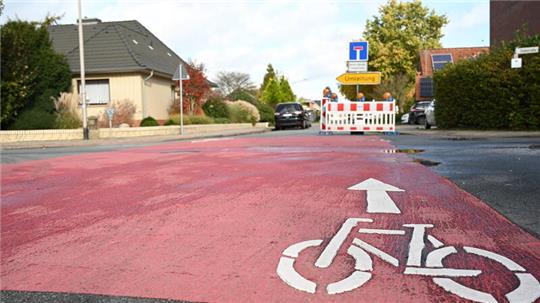 Bisher kennzeichnet nur rote Farbe die Fahrradstraße an den Kreuzungen. Bald sollen auch gepflasterte Erhöhungen die Vorfahrt deutlich machen.