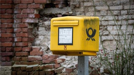 Bisher muss die Deutsche Post mindestens 80 Prozent der aufgegebenen Briefe am nächsten Werktag zustellen, am zweiten Werktag muss der Wert bei 95 Prozent liegen.