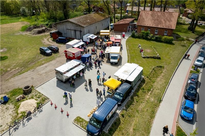 Bisher sind elf Stände auf dem Platz vor Metas Huus vertreten – aber der Markt ist noch auf der Suche nach weiteren Anbietern. Foto: Cheyenne Skrzekowski Design & Video