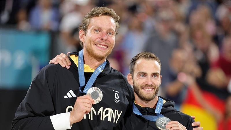 Wickler/Ehlers vor Beach-EM: „Sitzen wieder fest im Sattel“ Bisheriger Höhepunkt ihrer Karriere: Olympia-Silber für Clemens Wickler (r) und Nils Ehlers.