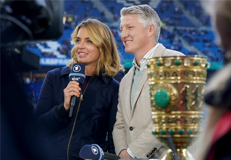 Schweinsteiger erhält nach Kritik neue TV-Partnerin Bislang bildete Bastian Schweinsteiger mit Jessy Wellmer das Moderationsduo bei Fußball-Übertragungen in der ARD. Foto: dpa-Bildfunk