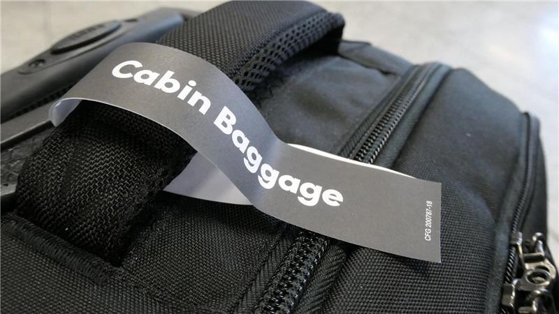 Kontrollen am Flughafen: Neue Regeln fürs Handgepäck Bislang galt: Ausschließlich Behältnisse von maximal 100 ml in einem verschließbaren 1-Liter-Beutel sind im Handgepäck zulässig. (Archivbild)