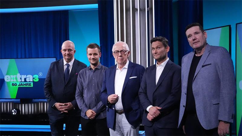 50 Jahre Satiresendung „Extra 3“ – Witzig und entlarvend Bislang haben zwölf Männer das Satire-Magazin moderiert, fünf davon hier im Bild: Jörg Thadeusz, Tobias Schlegl, Hans-Jürgen Börner, Christian Ehring und Thomas Pommer.