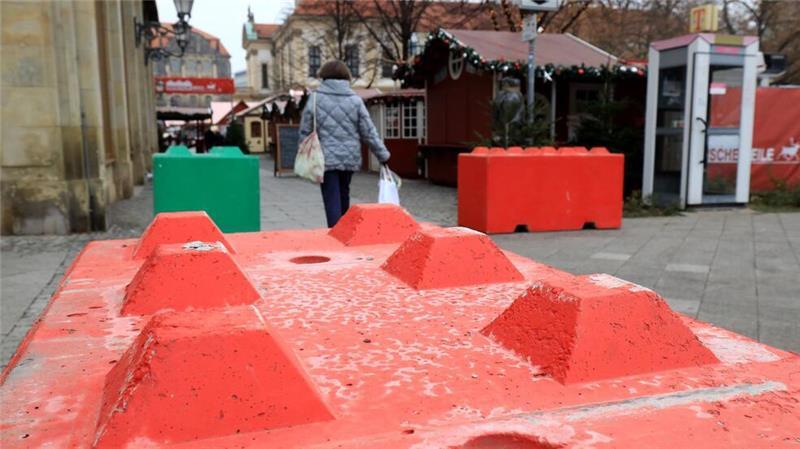 Hunderte gedenken der Opfer nach Todesfahrt von Magdeburg Bislang ist unklar, wie der Täter trotz Betonklötzen auf den Weihnachtsmarkt gelangen konnte.