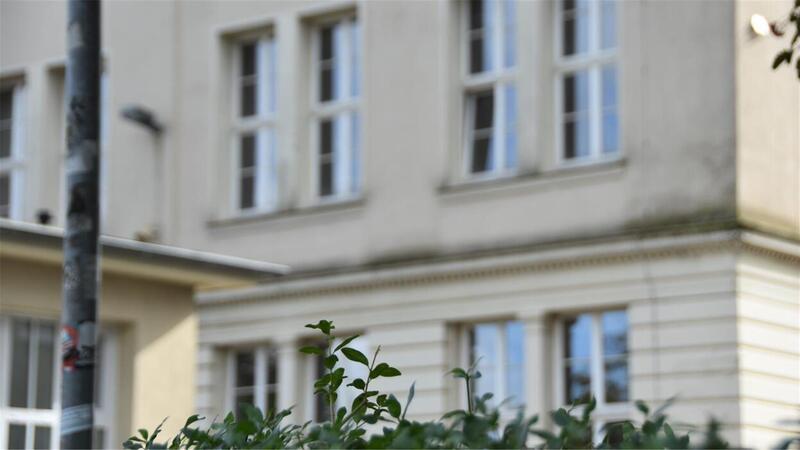 13-fache Morddrohung gegen Lehrer am Gymnasium Bislang konnte kein Täter ermittelt werden: Auf das Gebäude des Lloyd Gymnasiums an der Grazer Straße wurden Morddrohungen gegen einen Lehrer gesprüht.
