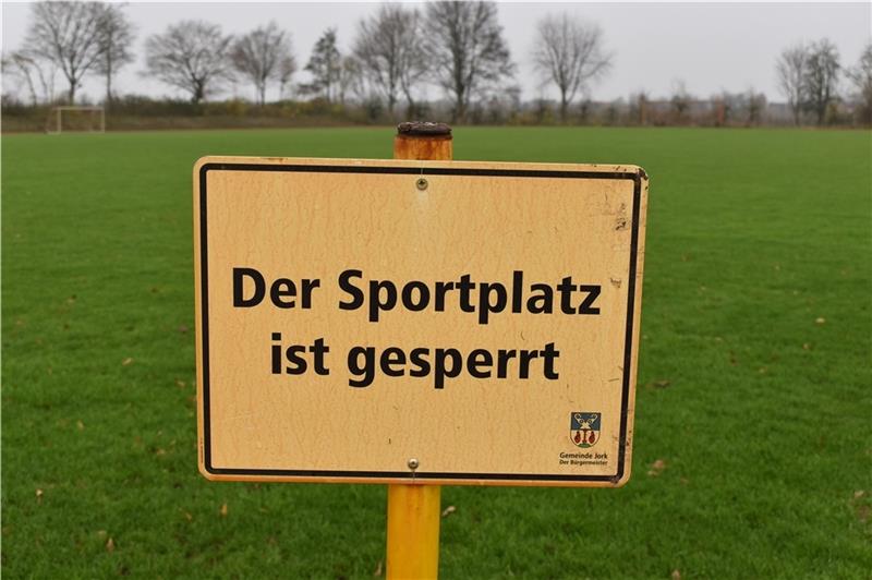 Bislang steht dieses Schild regelmäßig auf dem Sportplatz, auch die Laufbahn in Jork könnte bald gesperrt werden. Foto: Vasel
