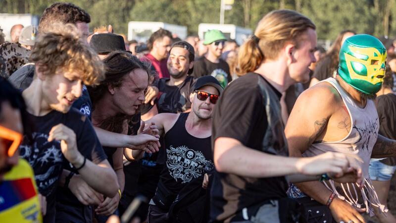 Wenig Arbeit für Polizei auf Heavy-Metal-Festival in Wacken Bislang verläuft das Wacken Open Air laut Polizei weitgehend friedlich.