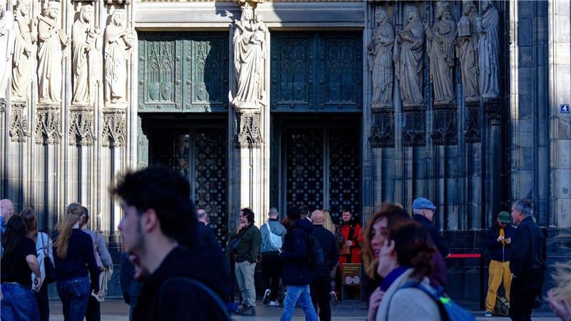 Kölner Dom kostet Touristen ab Juli Eintritt Bislang war der Innenraum des Doms für Touristen kostenlos. (Archivbild)