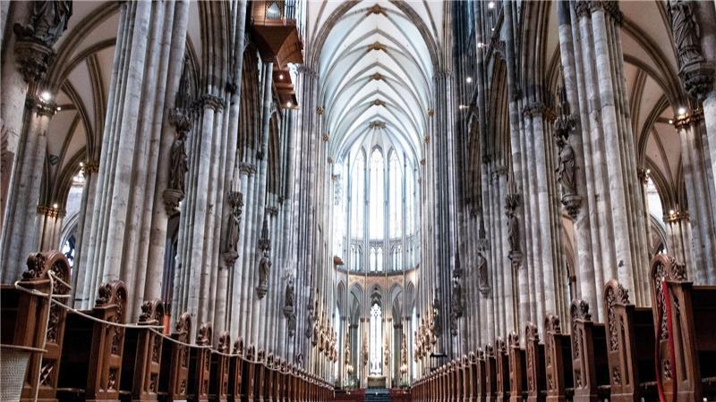 Kölner Dom kostet bald 12 Euro Eintritt - aber nicht immer Bislang war der Innenraum des Doms für Touristen kostenlos. (Archivbild)