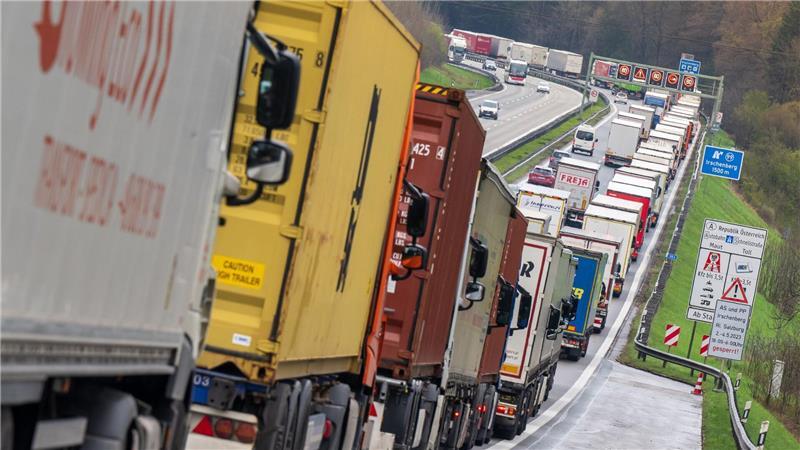 Lkw-Lobby fürchtet Milliardenstrafen wegen EU-Klimazielen Bislang werden die meisten Lkw mit Diesel betrieben. (Archivbild)