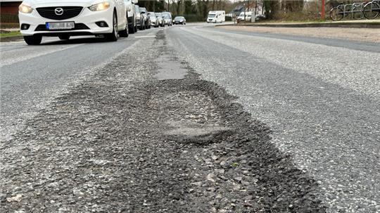 Bislang wurden die Schlaglöcher auf der B73 in Himmelpforten nur notdürftig ausgebessert. Die große Sanierung soll 2026 beginnen.