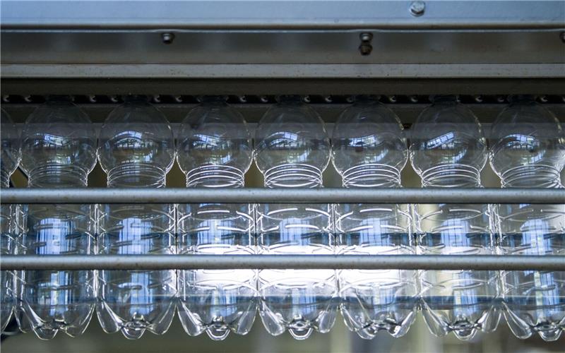 Bisphenol A ist eine synthetische Chemikalie, die beispielsweise in Plastikflaschen und Konservendosen verwendet wird, aber auch in Trinkwasserleitungen.