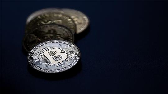Bitcoin-Münzen liegen auf einem Tisch.