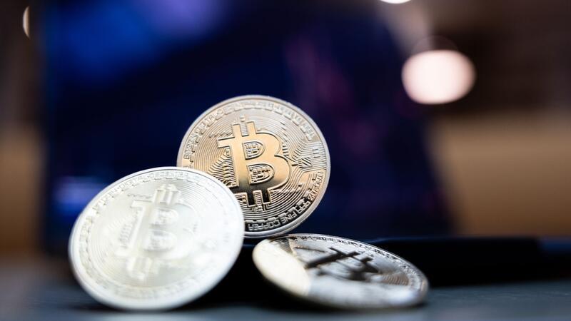 Bitcoin-Gründer „Satoshi Nakamoto“ weiter nicht bekannt Bitcoin ist eine dezentrale digitale Währung, die ohne eine Zentralbank oder einen Verwalter auskommt.