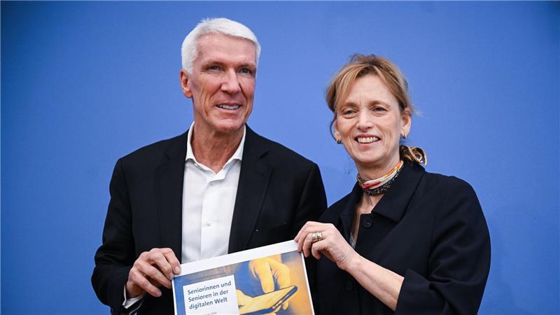 Bitkom-Chef Wintergerst und Seniorenministerin Prien stellten die Ergebnisse der Befragung „Seniorinnen und Senioren in der digitalen Welt“ vor.