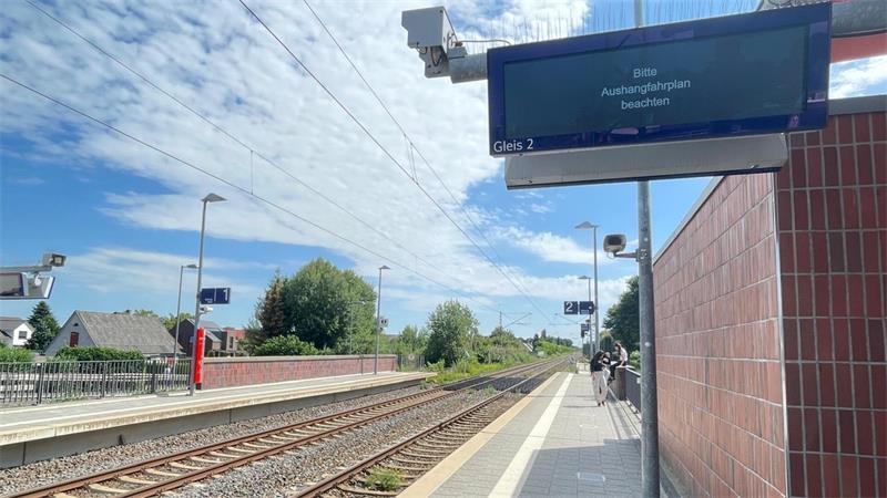 „Katastrophal“: Das sagen Pendler zum Bahnchaos im Kreis Stade "Bitte Aushangfahrplan beachten" ist auf den Zugzielanzeigern in Neu Wulmstorf zu lesen. Den Fahrgästen hilft das nicht weiter.