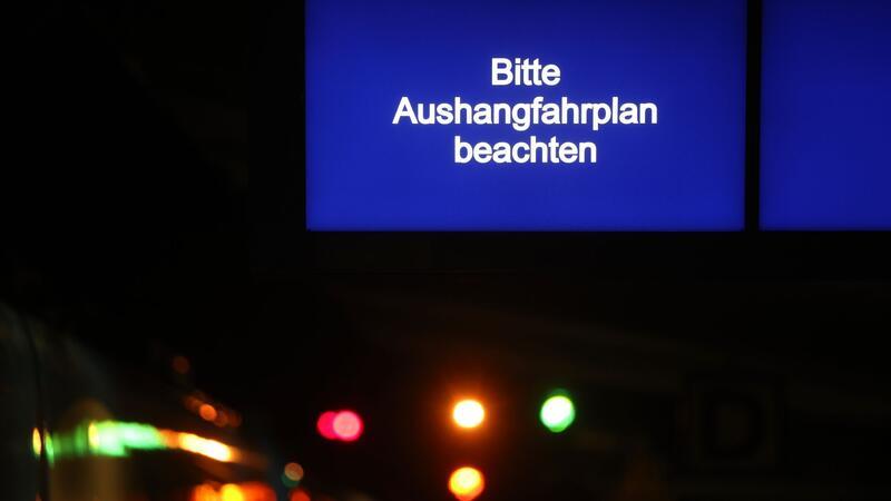 „Bitte Aushangfahrplan beachten“ ist im Hauptbahnhof auf einer Anzeige an einem Bahnsteig zu lesen.