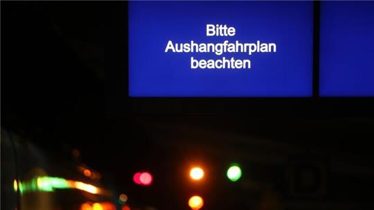 „Bitte Aushangfahrplan beachten“ ist im Hauptbahnhof auf einer Anzeige an einem Bahnsteig zu lesen.