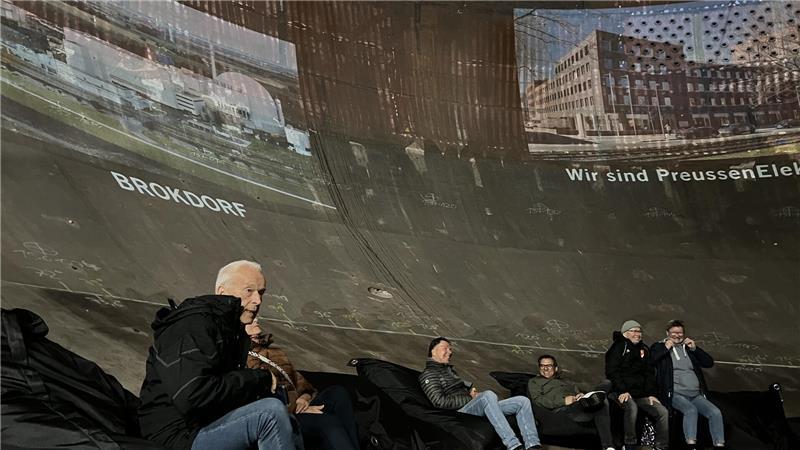 Bitte Platz nehmen: Kurz vor dem Start der Videoinstallation in der Kraftwerkskuppel.