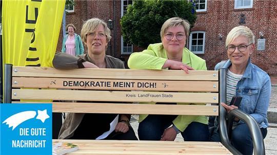 Bitte Platz nehmen und über Demokratie reden (von links): Die Landfrauen Rike Feil aus Balje sowie Adelheid Balthasar und Angela Köpke aus Stade.