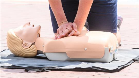 Bitte beherzt zudrücken: Einer Herzdruckmassage sollte man nicht zu zögerlich angehen.