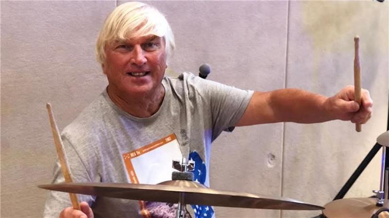 Bitte einen Trommelwirbel für den Jubilar: Seit seiner Jugend spielt Dirk Ludewig Schlagzeug.