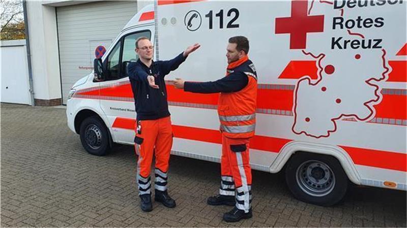 Bitte einmal die Arme heben und die Handflächen umdrehen. Patrik Bindrim (rechts) und sein Kollege Marius Bursky demonstrieren eine Möglichkeit, einen Patienten auf Anzeichen für einen Schlaganfall zu testen. Sackt ein Arm ab, deutet dies auf einen Ernstfall hin.Foto: Seelbach