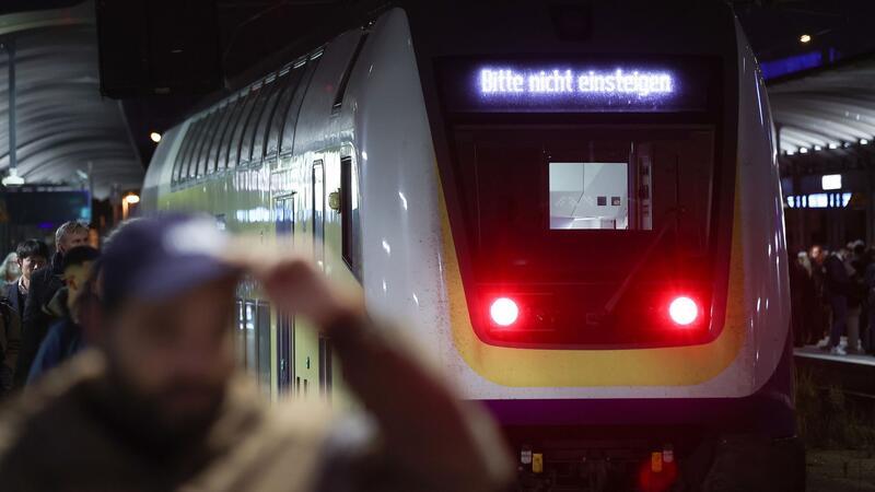„Bitte nicht einsteigen“ steht an einem Zug der Eisenbahngesellschaft Metronom im Hauptbahnhof.